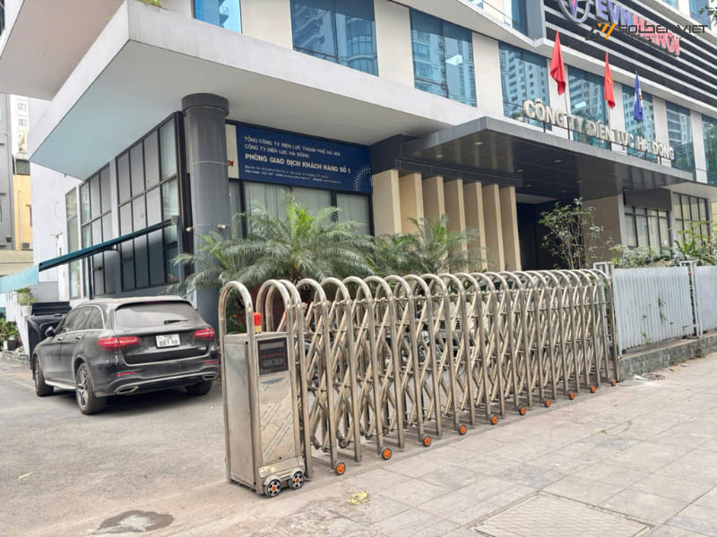 Thay thế bánh xe cổng xếp tự động tại Công ty Điện lực Hà Đông