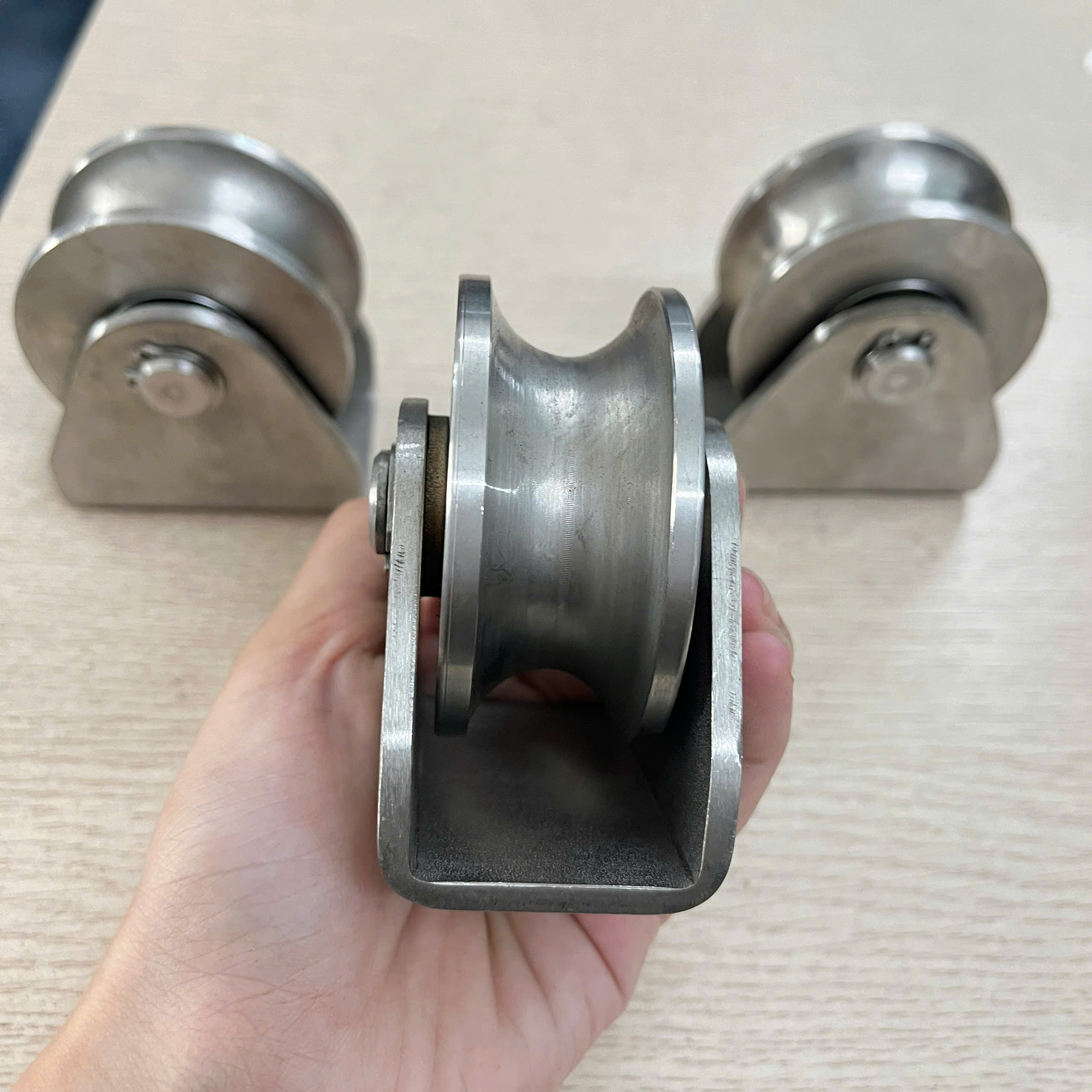 Bánh xe cửa cổng lùa ray U tròn phi 20-22mm (inox304)