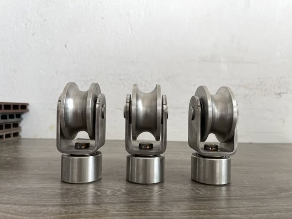 Bánh xe cửa lùa xoay 360 độ ray U tròn phi 20-22mm (inox 304)