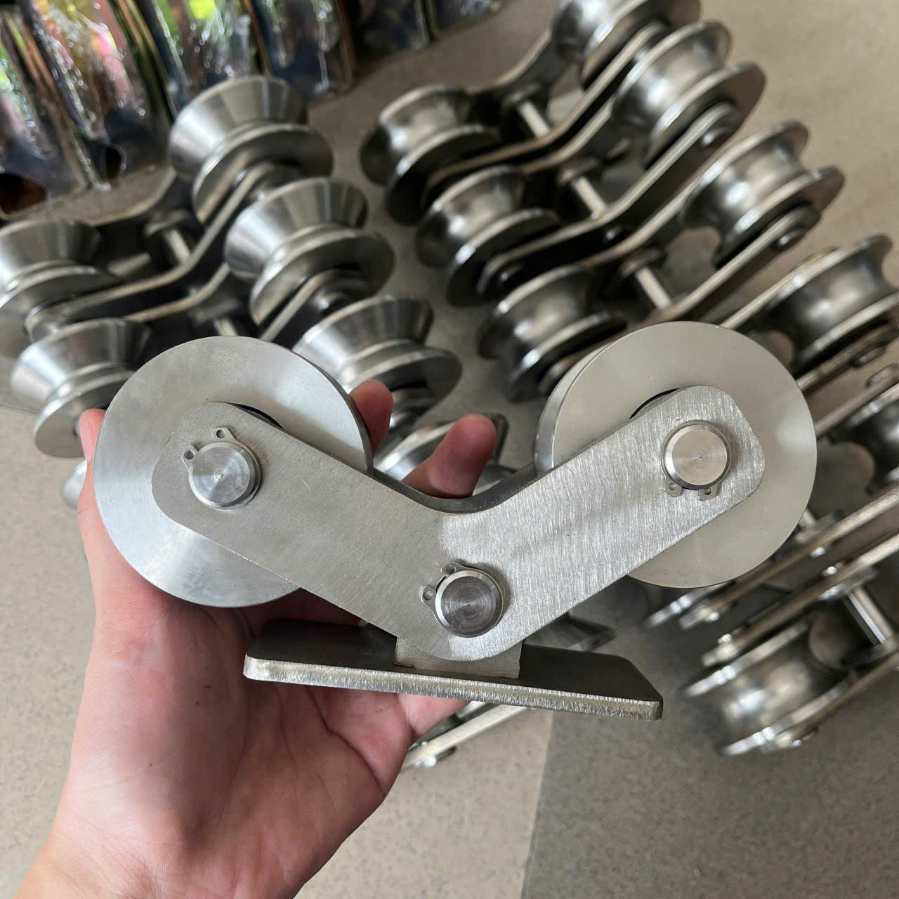 Bánh xe đôi cửa lùa inox 304 ray V,U