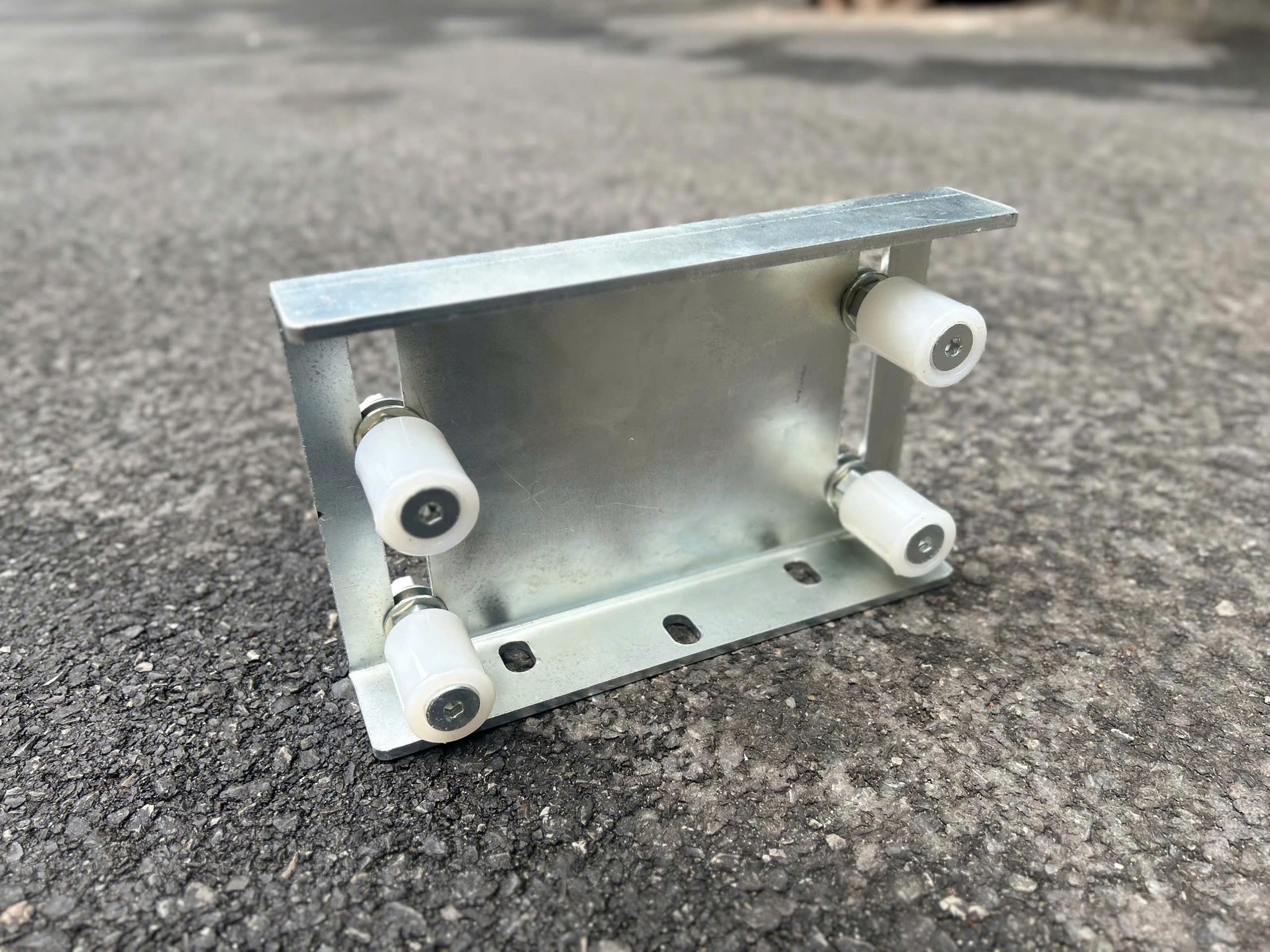 Bộ Cơ Cấu Giữ Cổng Lùa 4 Con Lăn