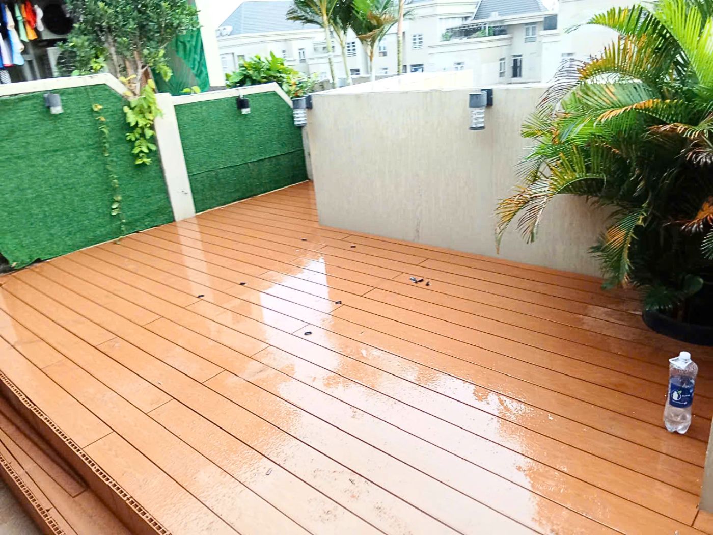 Nên lát gạch hay sàn nhựa giả gỗ ngoài trời - Nhà có trẻ em