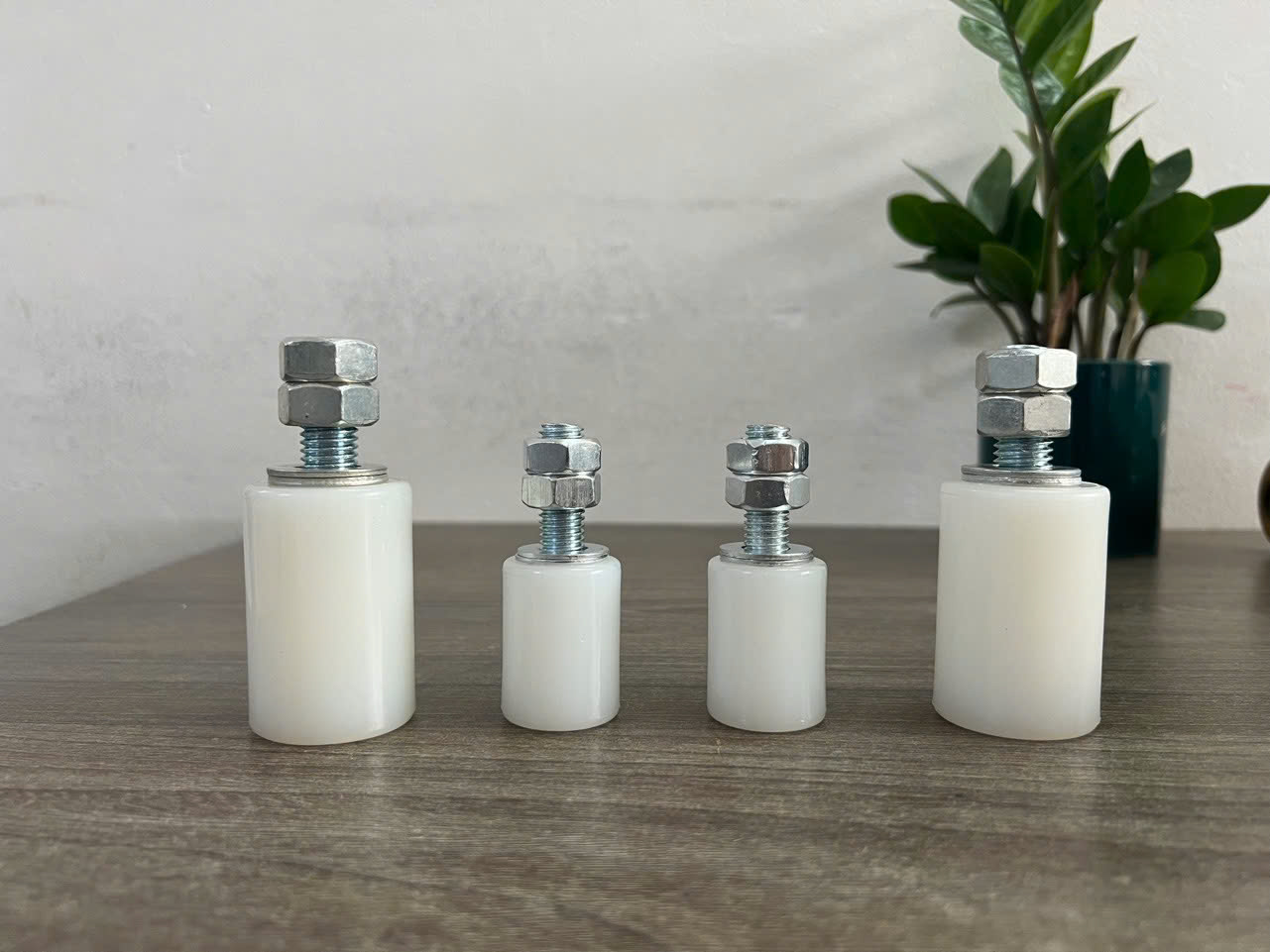 Con lăn nhựa dẫn hướng