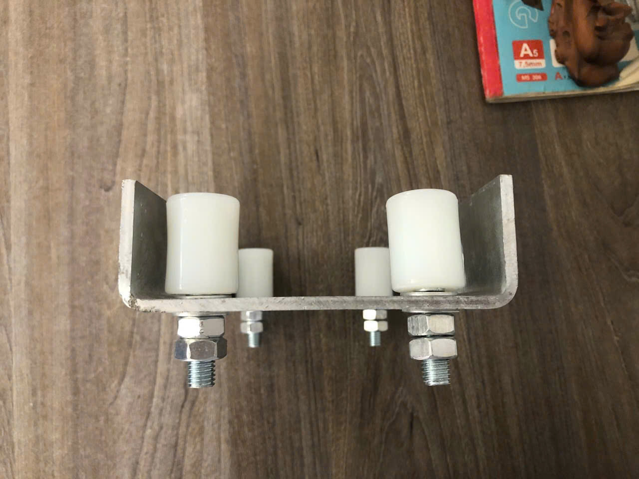 Cơ cấu giữ cổng lùa 4 con lăn