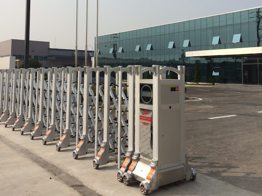 Cổng xếp nhôm sơn tĩnh điện màu trắng lắp đặt tại nhà Xưởng 