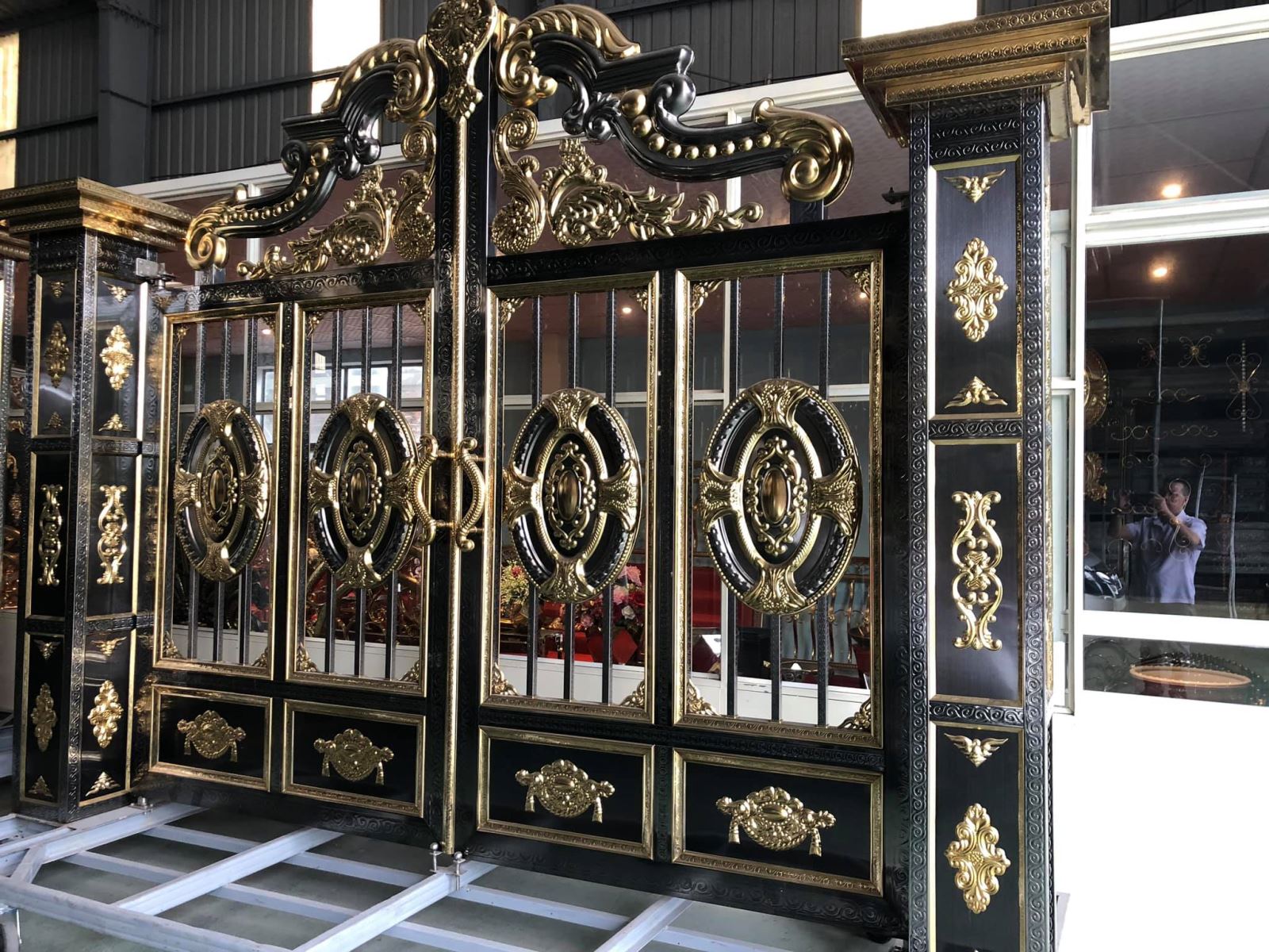 Mẫu cổng inox sơn tính điện họa tiết cây