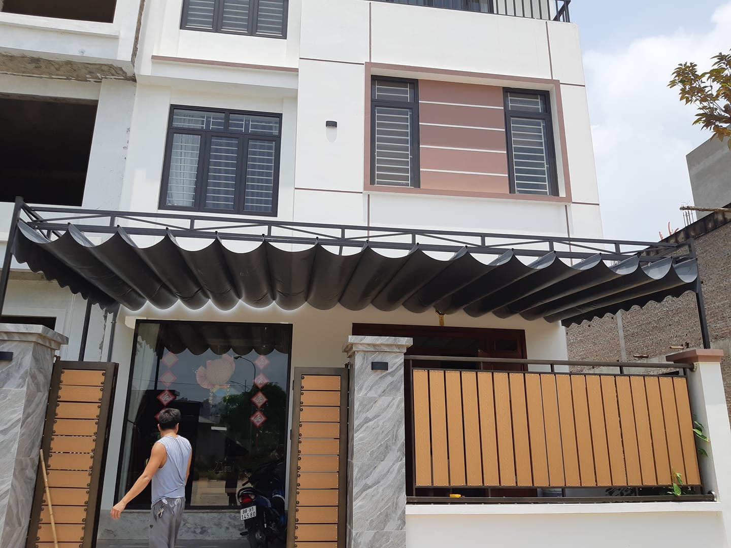 mái kính sân trước nhà