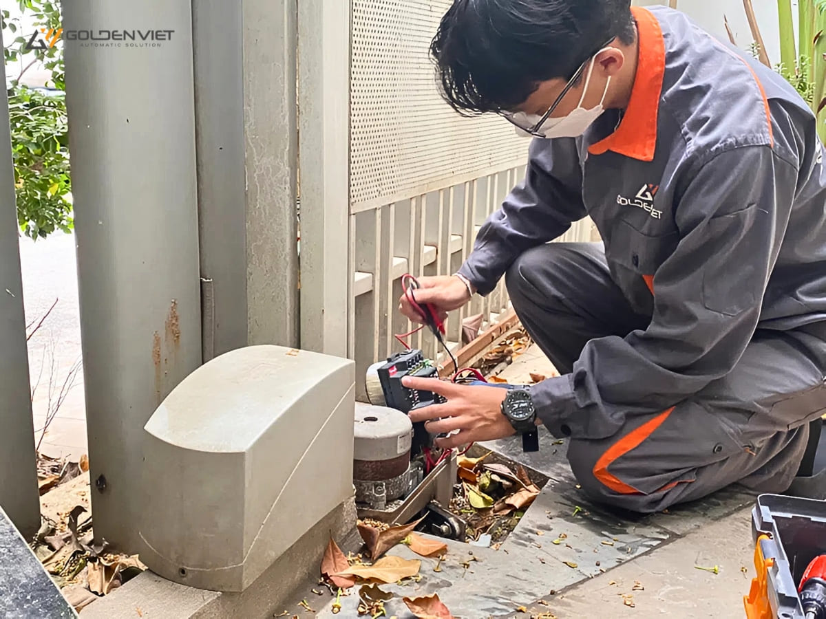 Kỹ thuật viên bảo dưỡng cổng tự động