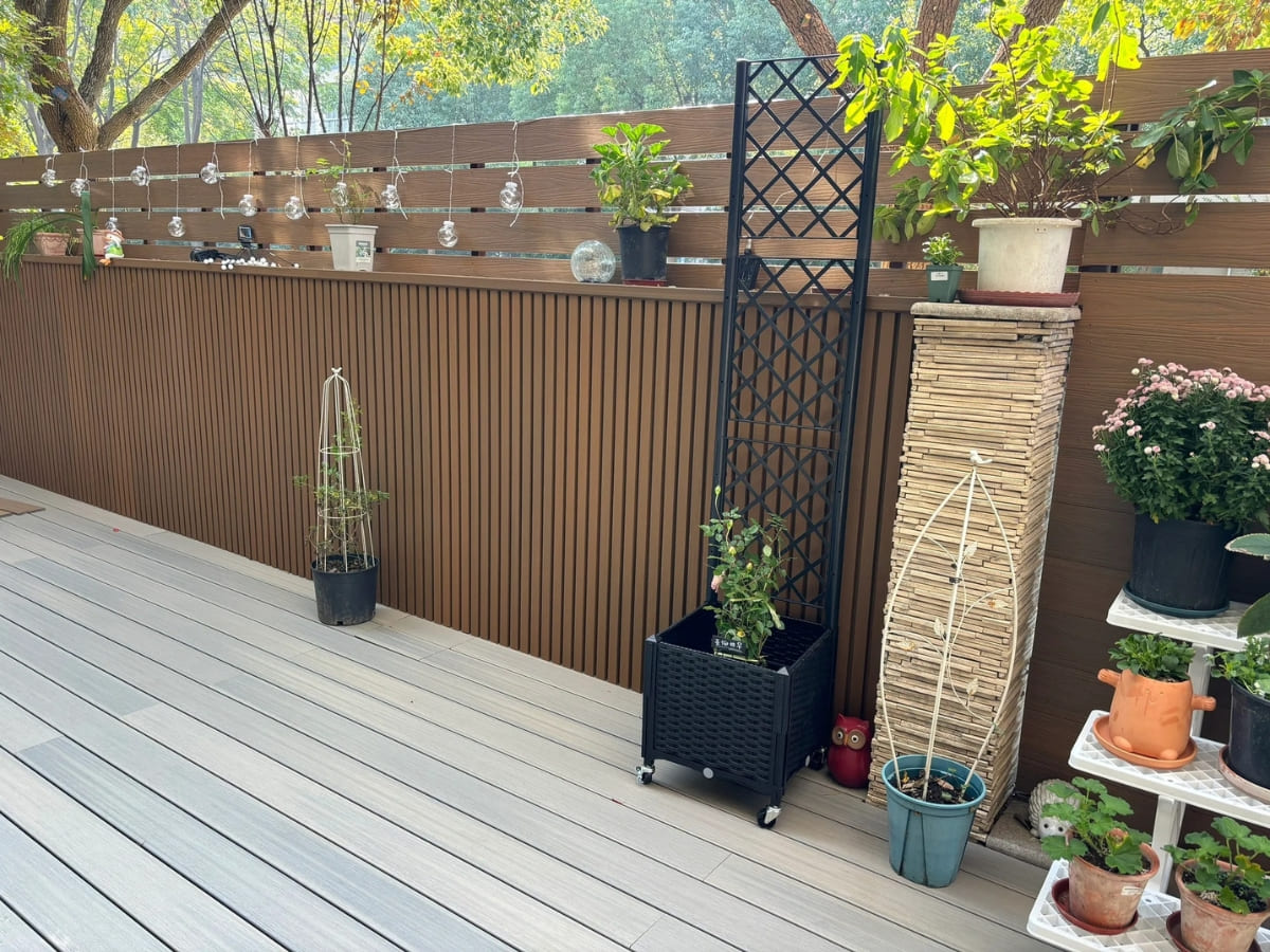 Nên thi công sàn gỗ nhựa ngoài trời với độ dốc 2-3%