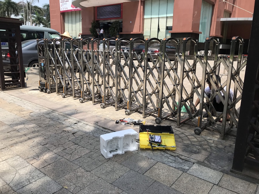 Sửa chữa cổng xếp điện inox tại Hà Nội - Khắc phục sự cố nhanh ...