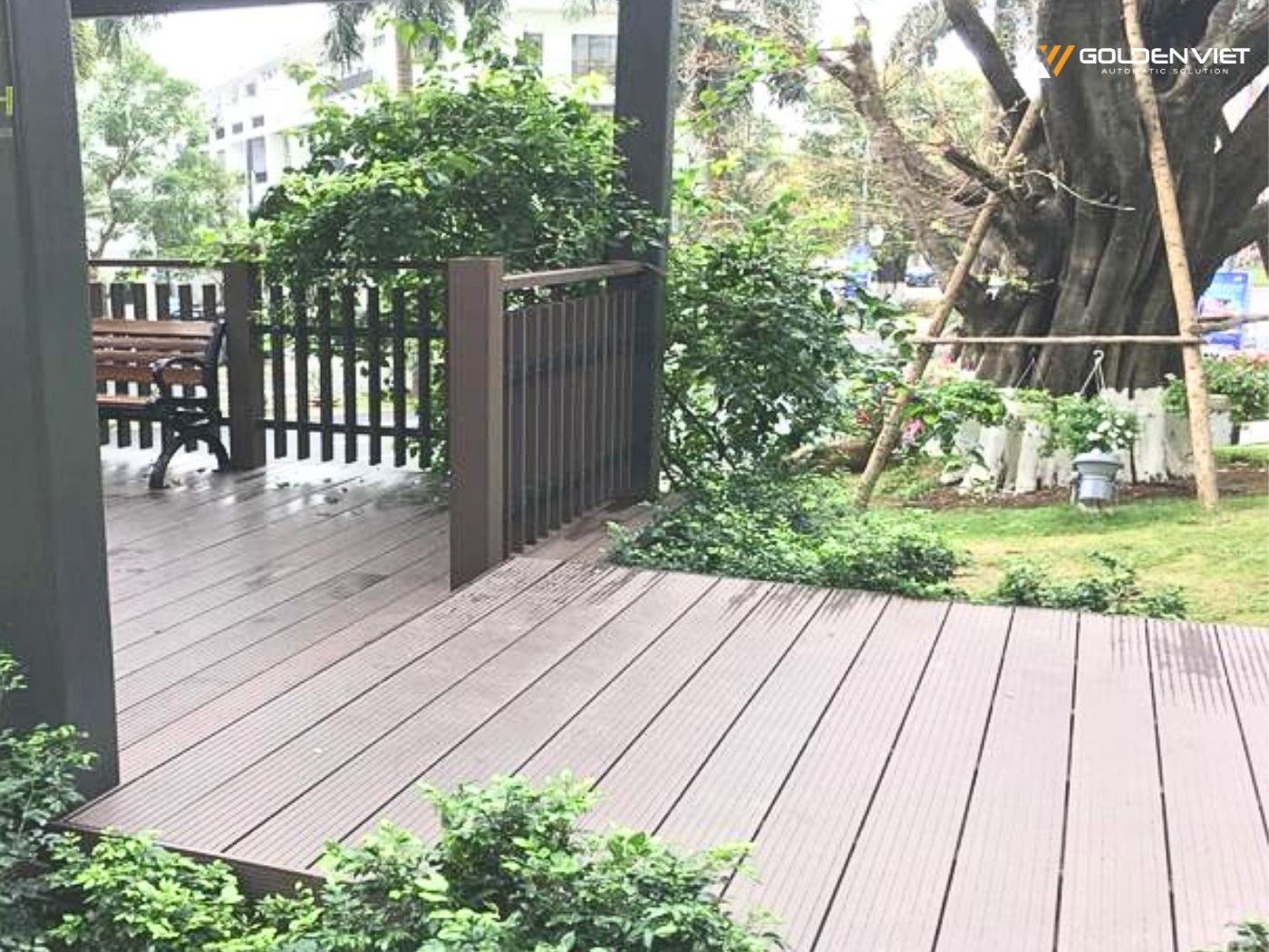 Cách vệ sinh sàn nhựa giả gỗ - Quét sạch bụi rác