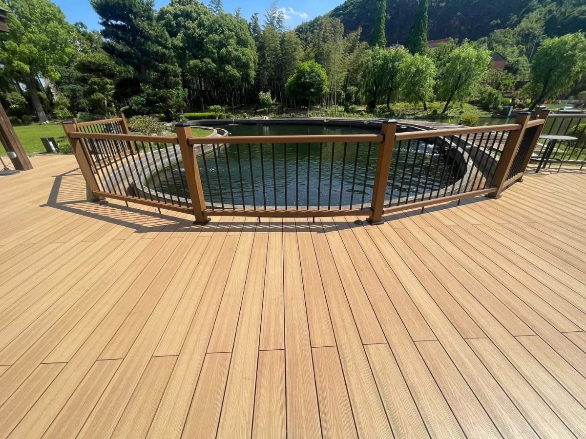 Chọn gỗ nhựa chống thẩm để lắp đặt bên hồ nước