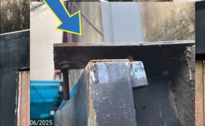 Cơ cấu dẫn hướng bằng sắt gây xước cánh cổng