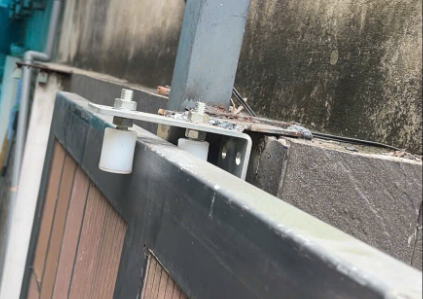 Cơ cấu dẫn hướng cổng lùa 2 con lăn