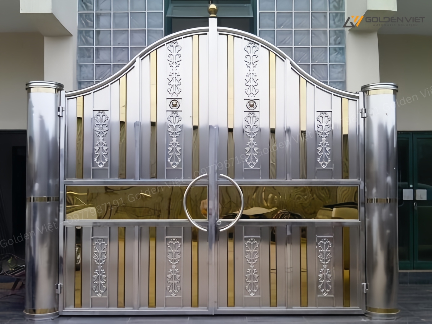 Cổng 2 cánh inox mạ vàng ấn tượng