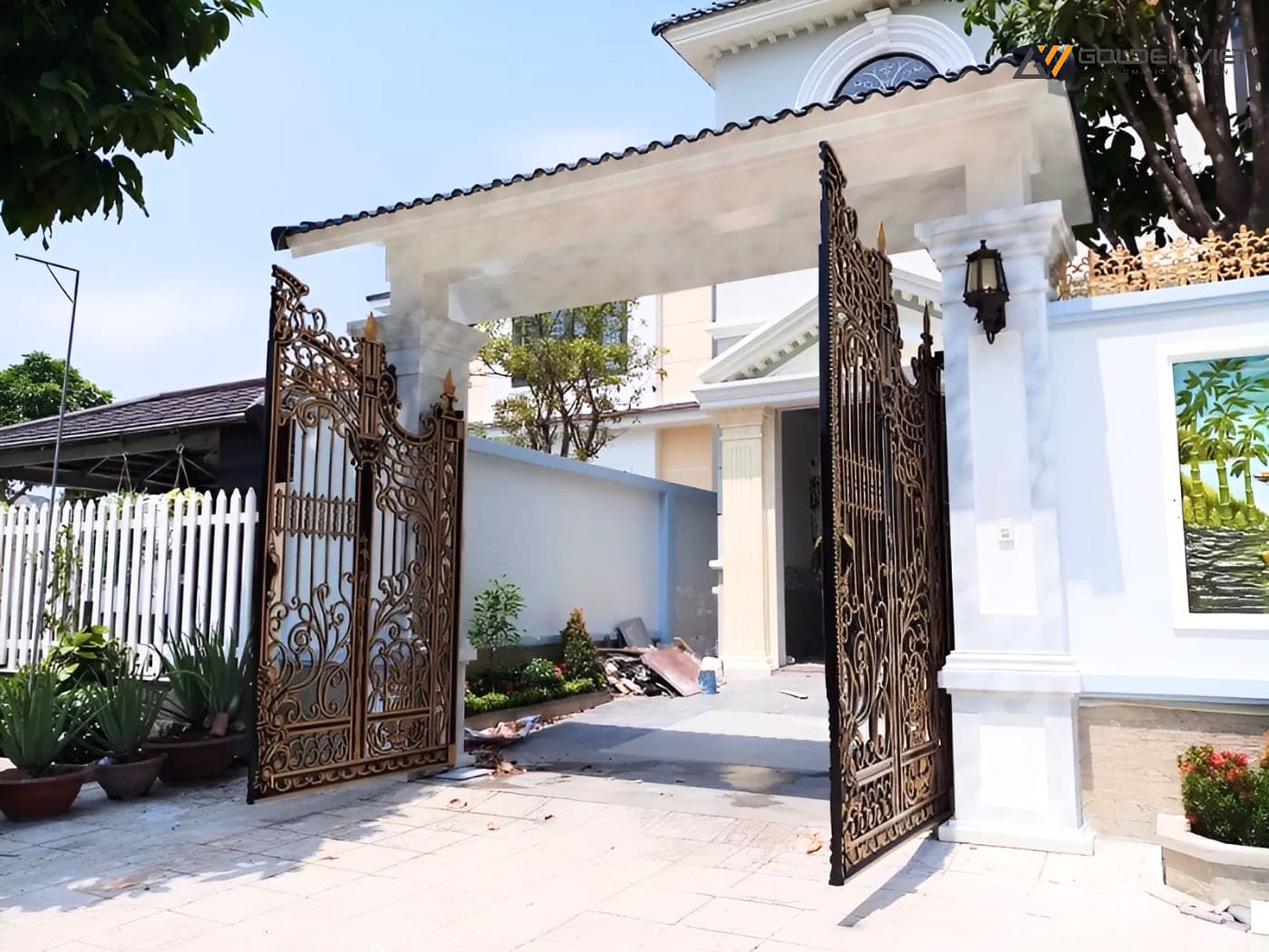 Cổng âm sàn mở tối đa