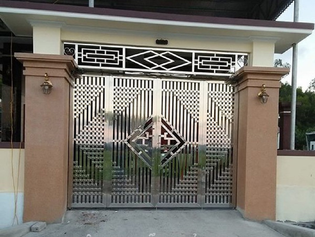 Cổng inox 4 cánh làm từ các thanh inox