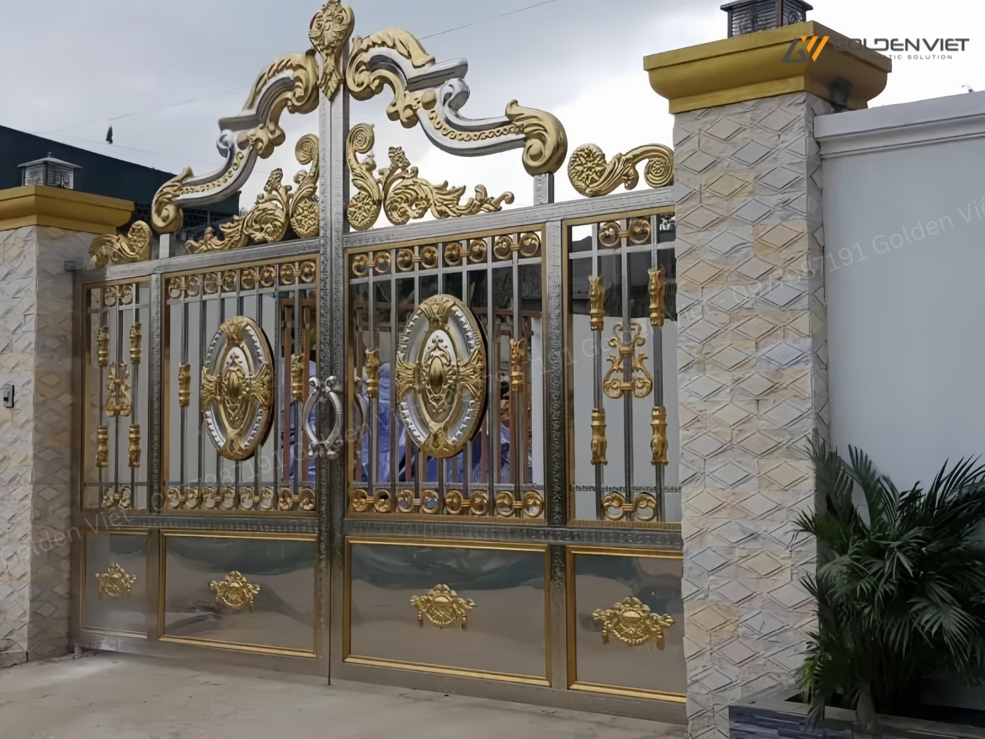 Cổng inox bốn cánh đẹp mạ vàng ấn tượng