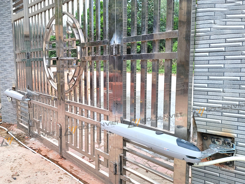 Cổng inox 4 cánh lắp đặt tay đòn tự động