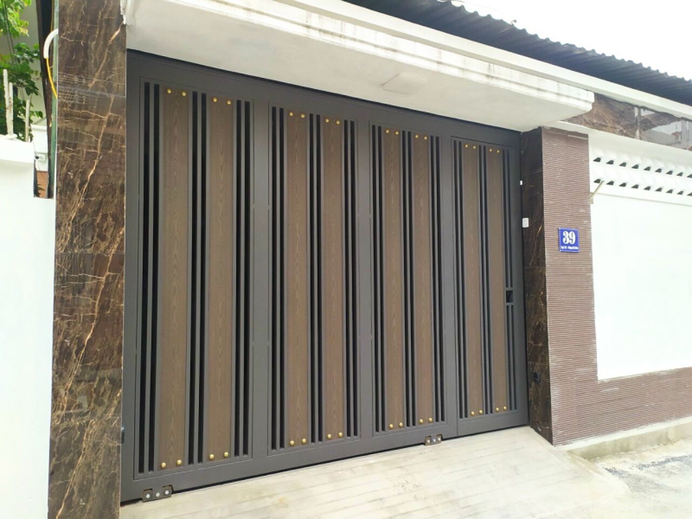 Cổng lùa gỗ composite hiện đại