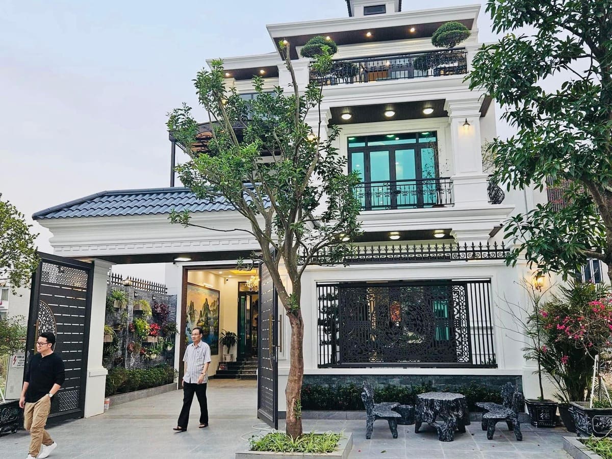 Cổng nhà mái thái