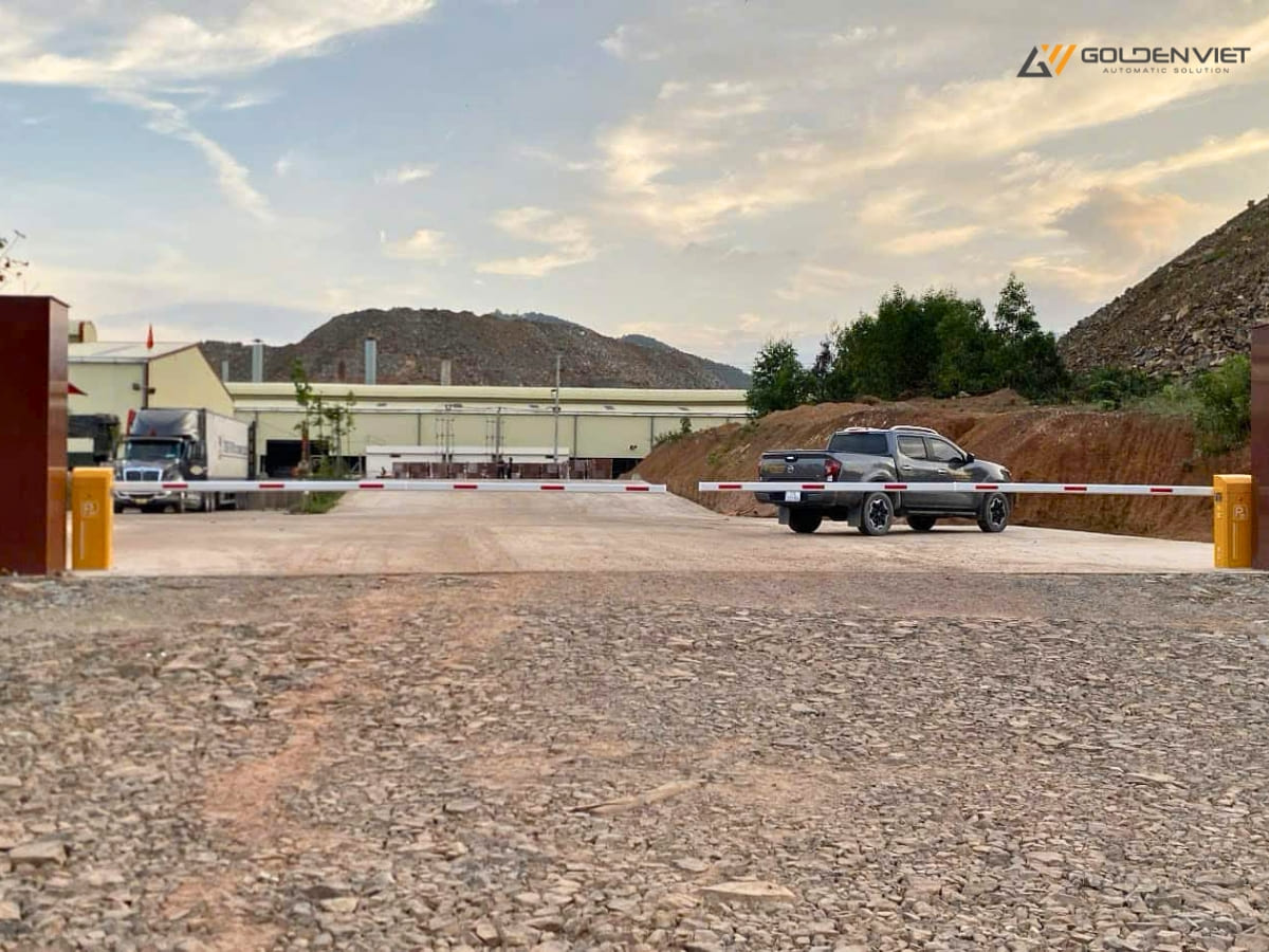 Barie tại công trình xây dựng khu công nghiệp - cổng nhà máy