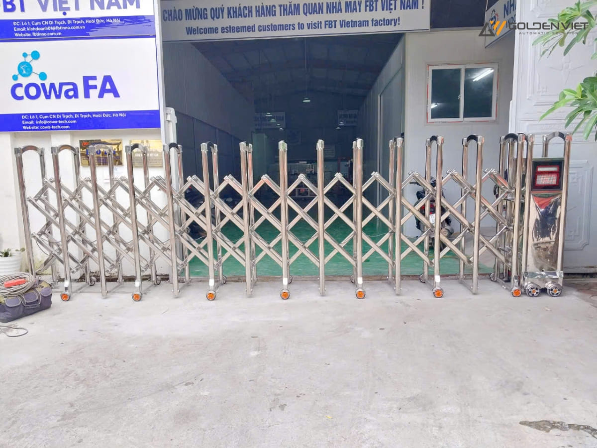 Cổng xếp inox cho nhà xưởng 
