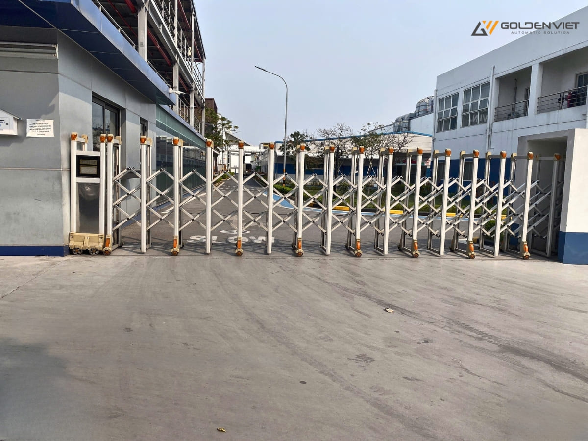 Cổng xếp hợp kim nhôm cho công ty 