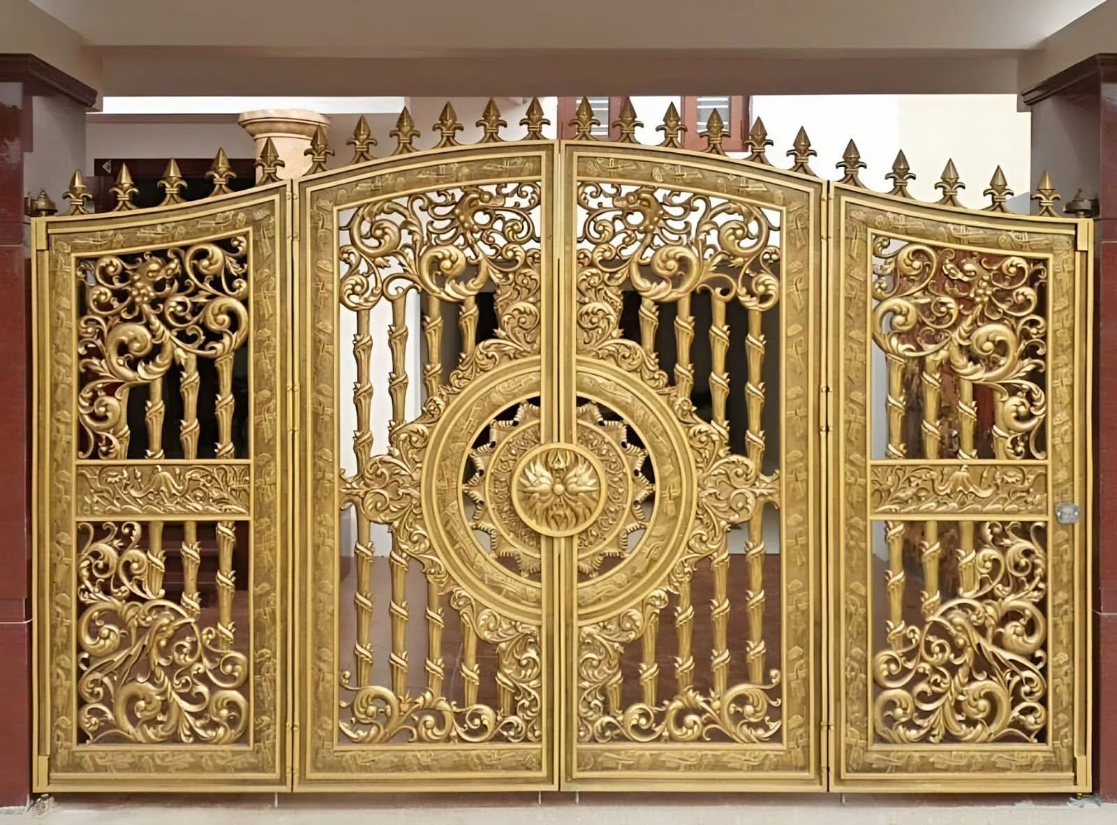 Mẫu cổng nhôm đúc 4 cánh cổ điển