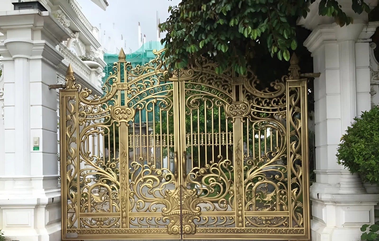 Mẫu cổng nhôm đúc 4 cánh đẹp