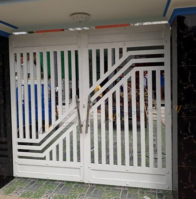 Cổng sắt 2 cánh đơn giản cho nhà dân