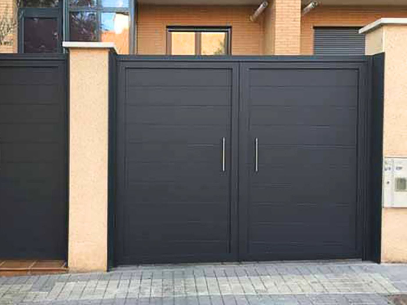 Cổng kín đẹp cho mặt tiền rộng