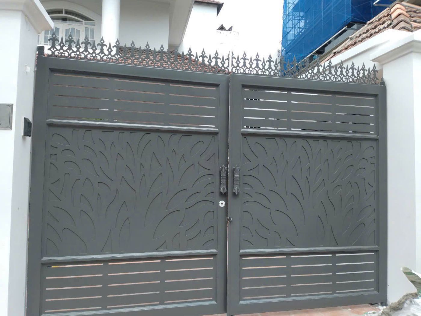 Cổng thiết kế liền khối, hạn chế khe hở