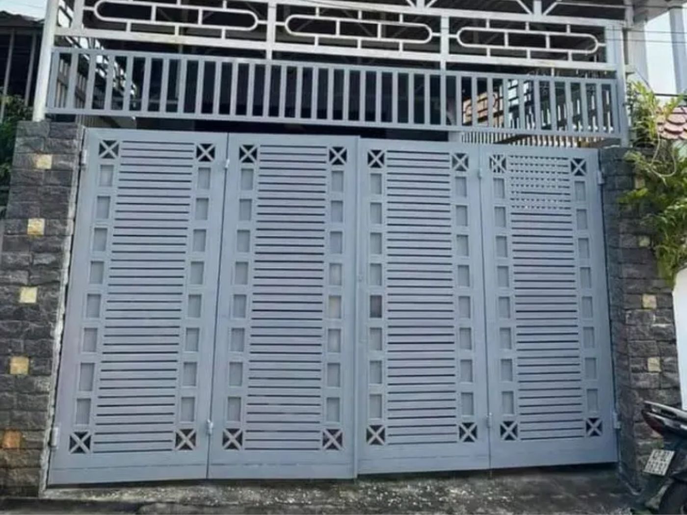 Cửa cổng kín đáo với kiểu dáng tinh tế
