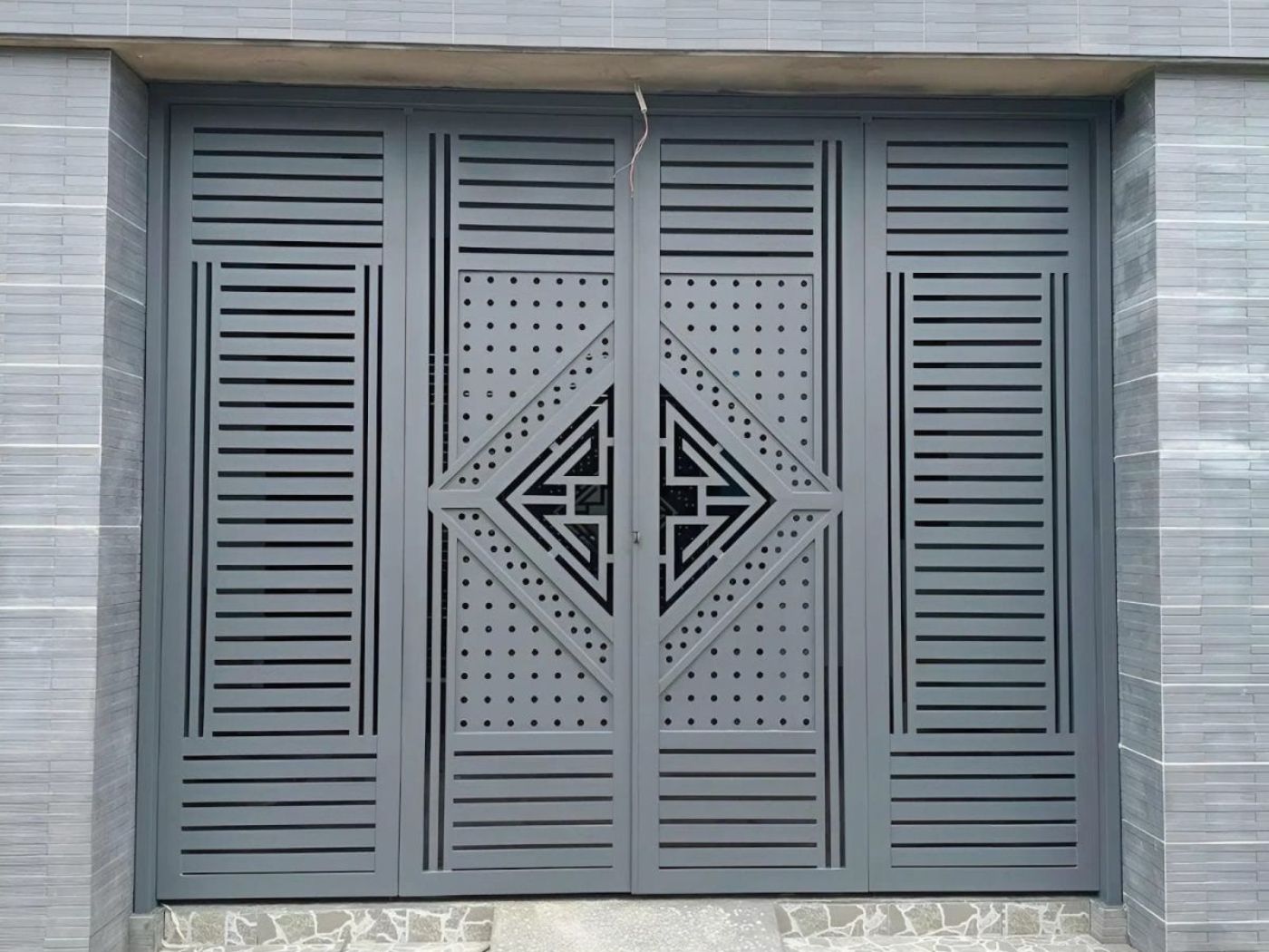 Kiểu cổng kín phù hợp nhà phố hiện đại giảm bụi bẩn