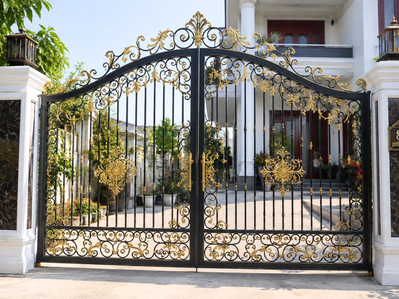 Cổng sắt mỹ thuật họa tiết mạ vàng nổi bật