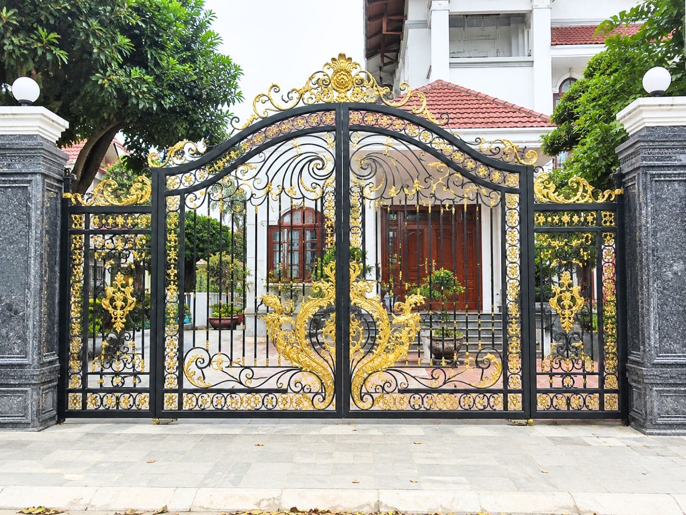 Cổng sắt mỹ thuật với họa tiết hoa văn dày