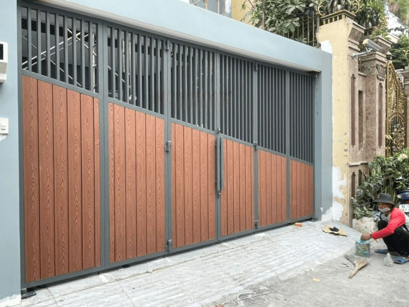 Cổng sắt nan gỗ nhựa bề mặt vân rõ nét 