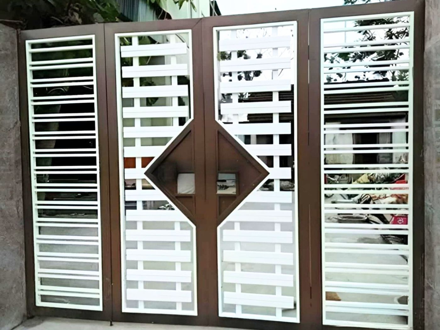 Cổng sắt nan gỗ nhựa chống mối mọt hiệu quả