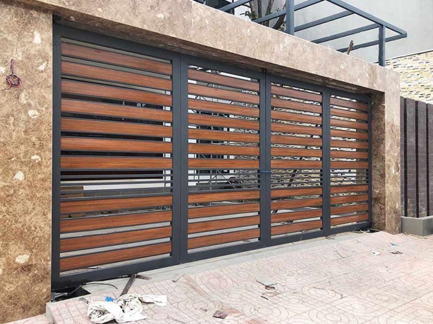 Cổng khung sắt nan gỗ chịu lực tốt, tuổi thọ cao