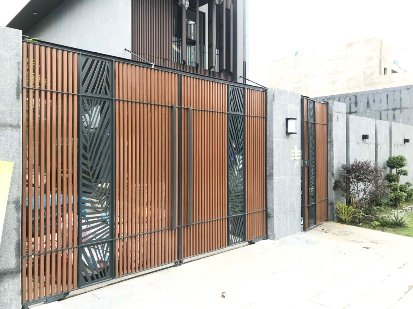 Cổng khung sắt nan gỗ gia công tỉ mỉ, tăng độ chắc chắn