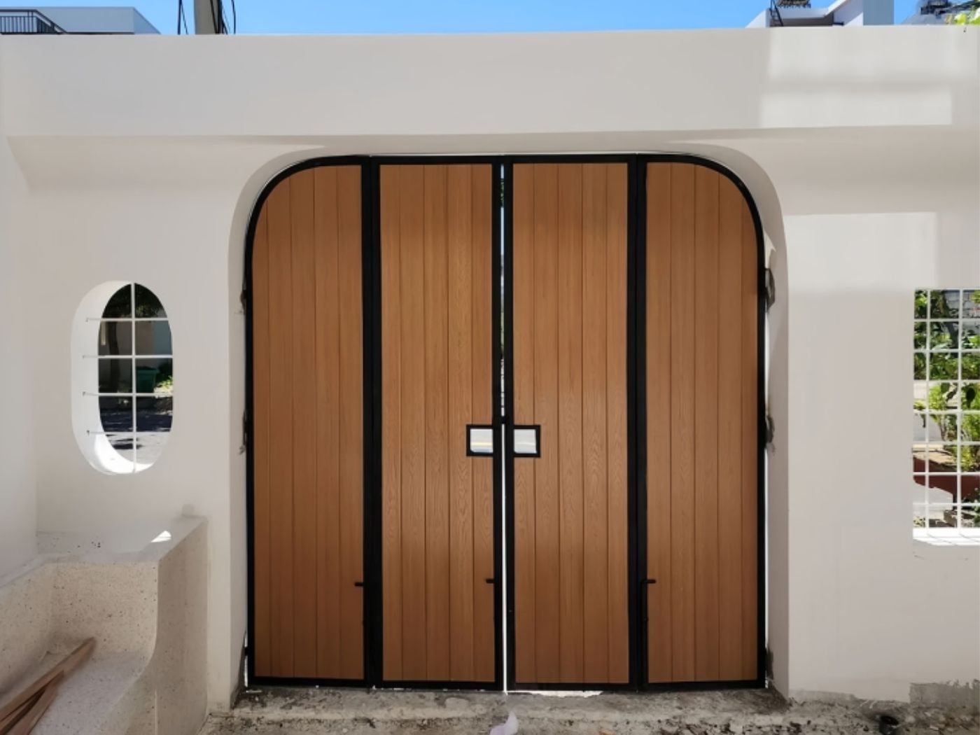 Cổng khung sắt nan gỗ phù hợp nhà phố hiện đại