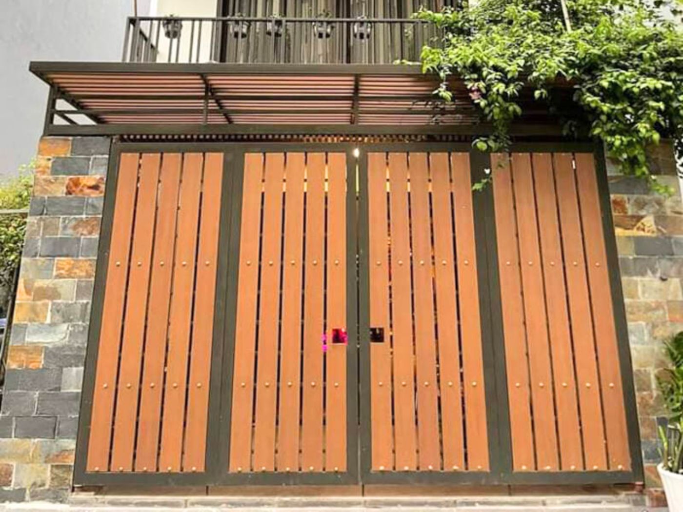 Cổng khung sắt nan gỗ thiết kế kín đáo, tăng riêng tư 