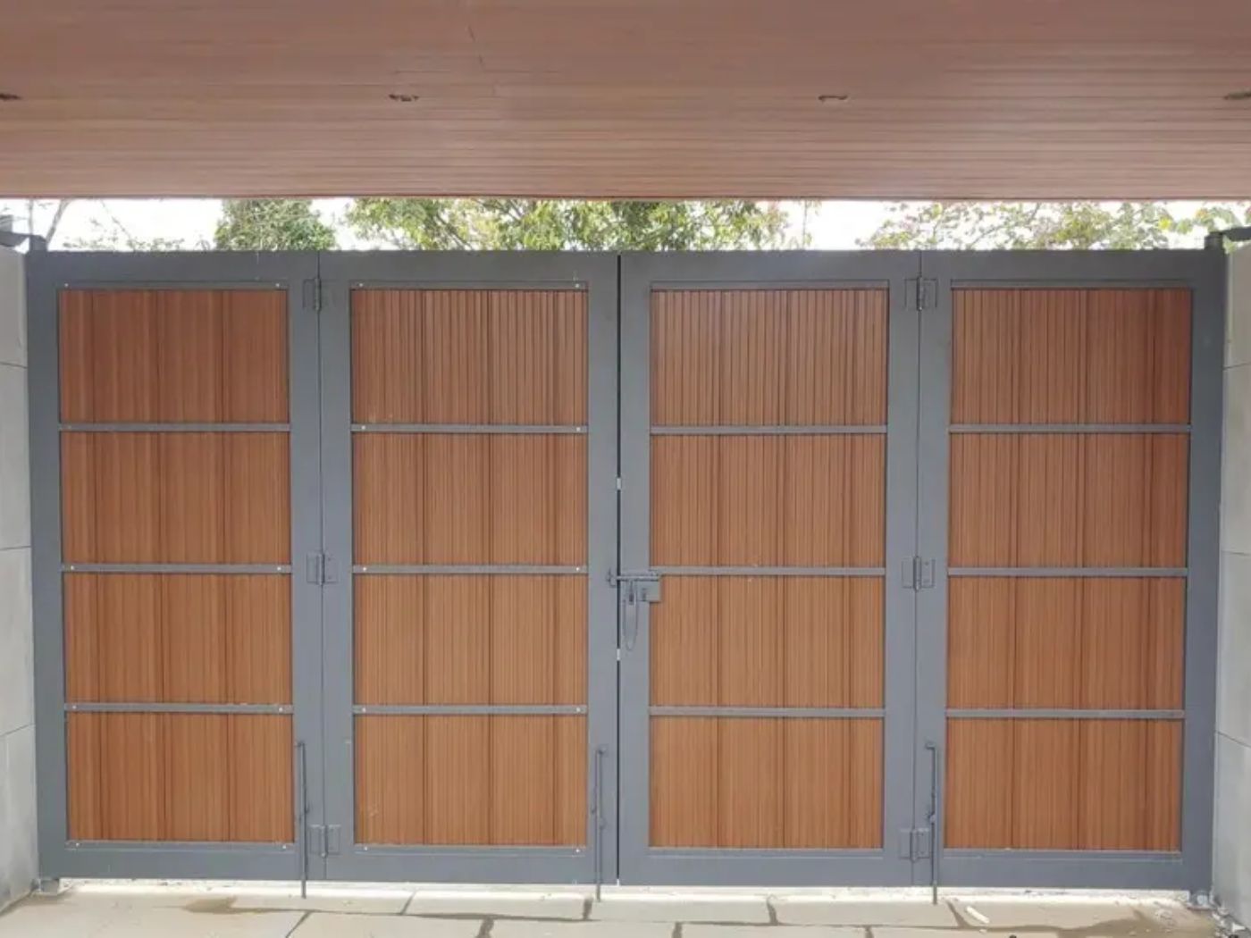 Cổng sắt nan gỗ kiểu dáng đơn giản, thi công nhanh