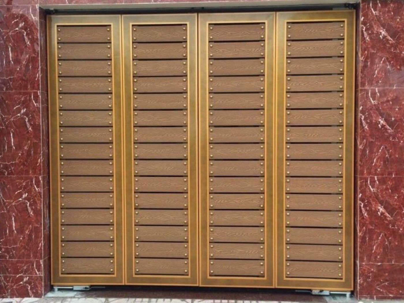 Cổng sắt nan gỗ nhựa hiện đại, dễ vệ sinh và bảo trì