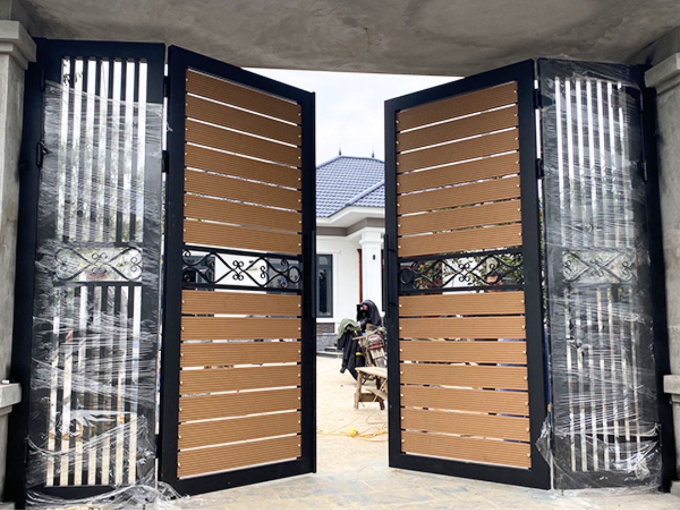 Cổng sắt nan gỗ kiểu ngang đơn giản nhưng vẫn nổi bật