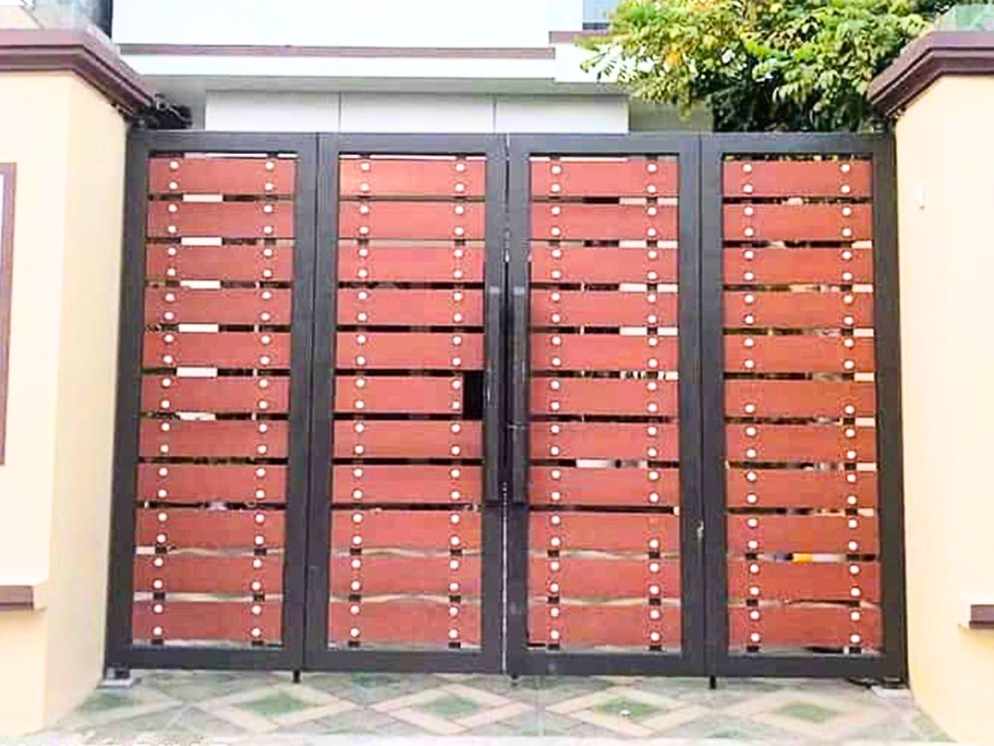 Mẫu cổng sắt nan gỗ nhựa đơn giản, phù hợp chi phí vừa phải