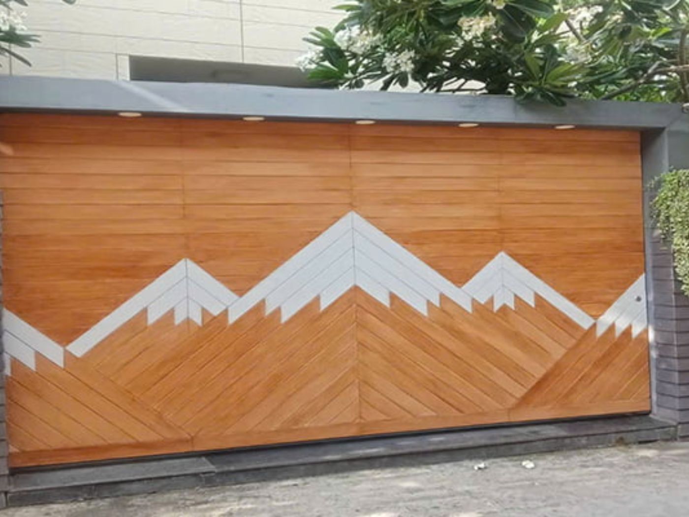 Mẫu cổng sắt phối gỗ họa tiết bắt mắt