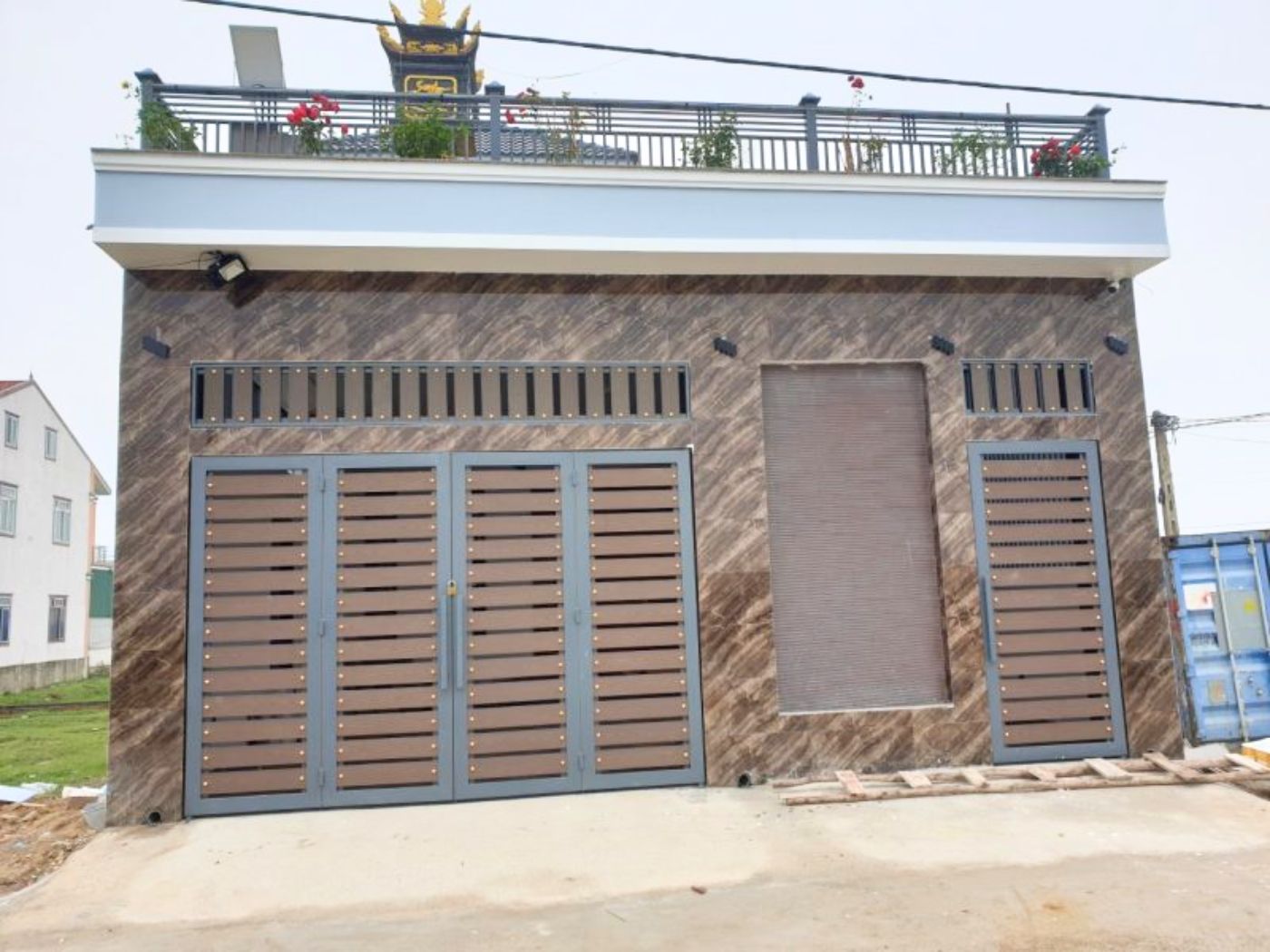 Cổng sắt nan gỗ phối màu tự nhiên, gần gũi