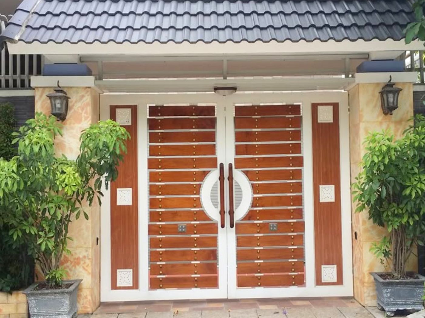 Cổng sắt nan gỗ nhựa thẩm mỹ cao, ít cần bảo dưỡng